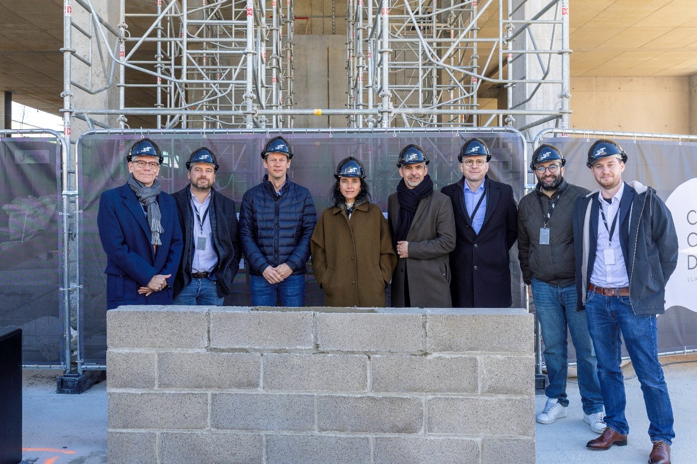 Pose de la première pierre du ptojet Stairs Pose de la première pierre du ptojet Stairs